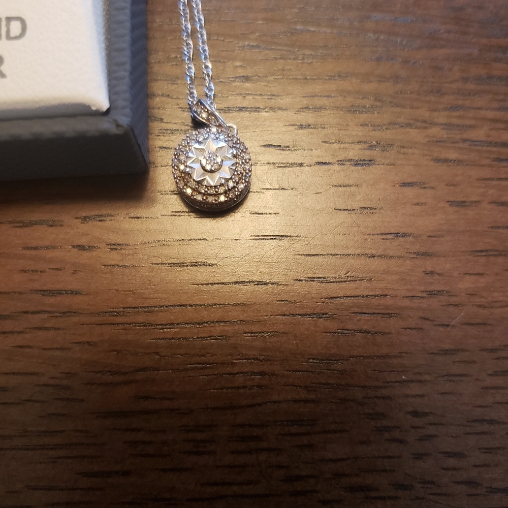 Sterling Silver 18" Pendent. - Picture 2 of 3
